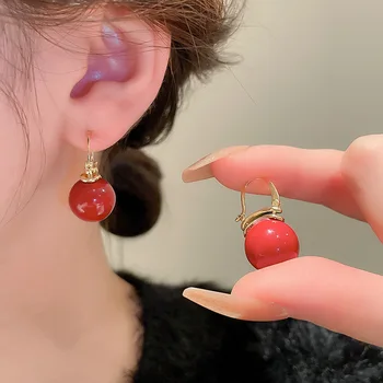 Минималистичные червени кръгли обици-халки с перлената катарама за уши, френски елегантни прости вечерни украса
