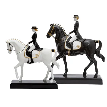 В наличност фигурки за езда в британския стил, уютна всекидневна, кабинет, украшения за коне, декор за вашия работен плот, произведение на изкуството, скулптура